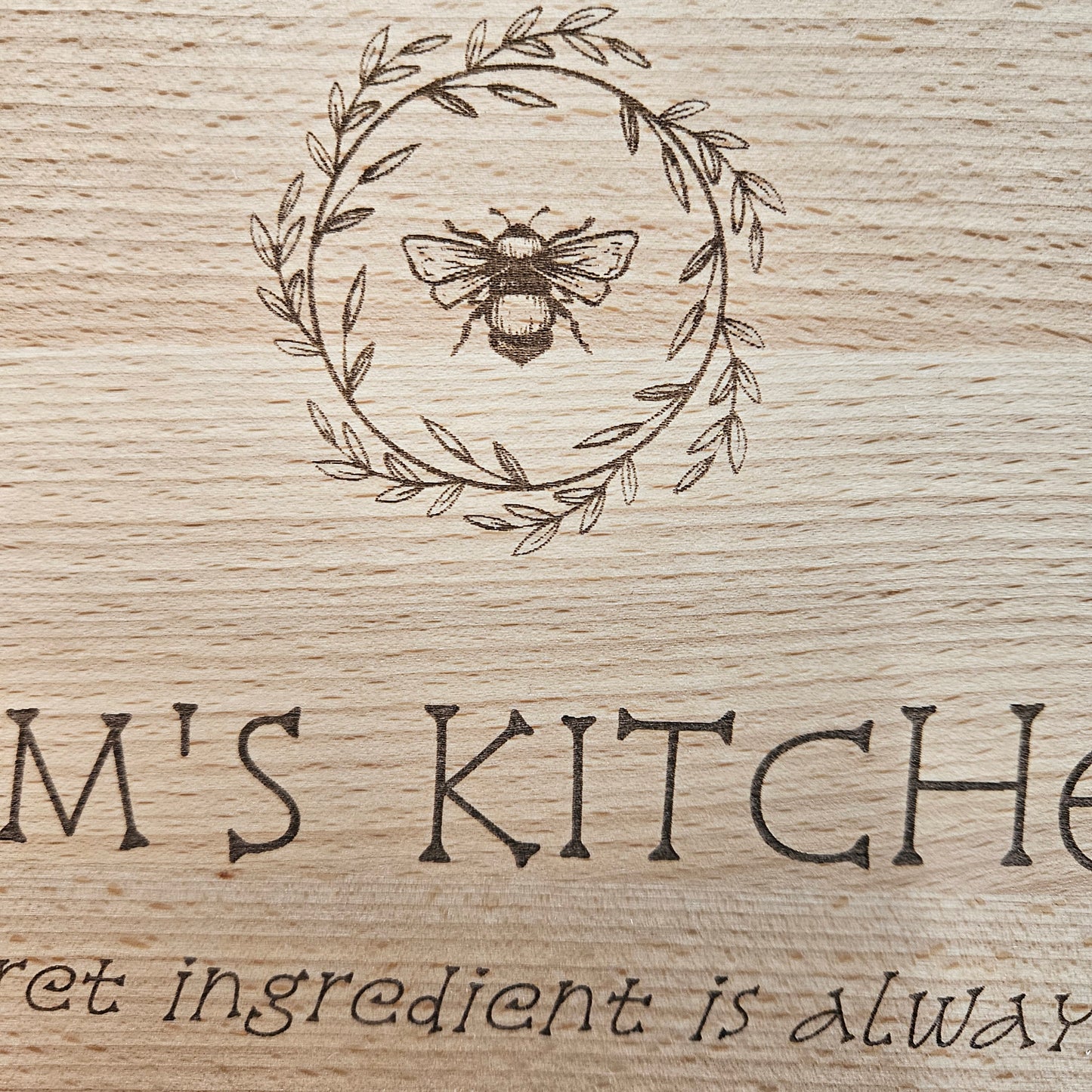Beech Chopping Board Medium Rectangle - engraved Mum's Kitchen with bee