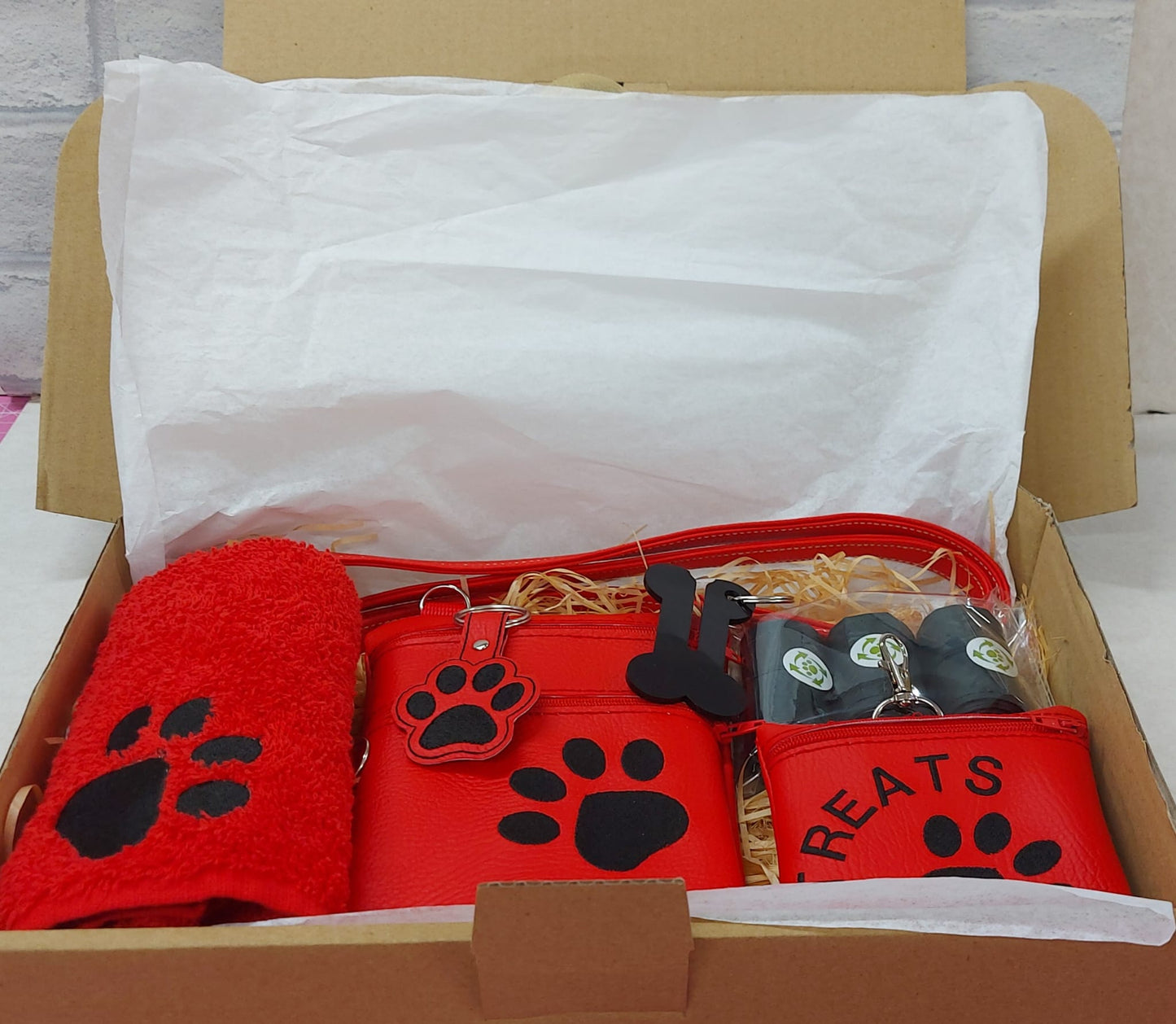 ULTIMATE DOG WALKERS GIFT SET RED/BLACK - Walking Bag/Treat Bag/Keyring/Towel/Waste bag holder/ Poo Bags