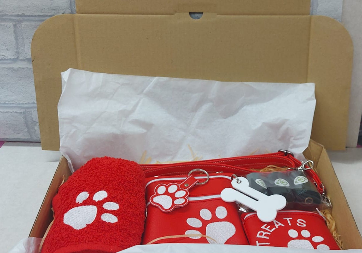 ULTIMATE DOG WALKERS GIFT SET RED/WHITE - Walking Bag/Treat Bag/Keyring/Towel/Waste bag holder/ Poo Bags