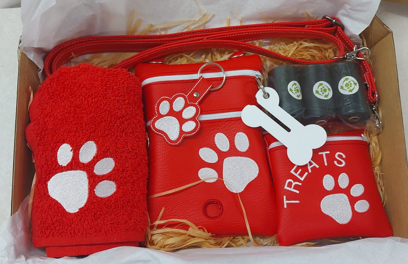 ULTIMATE DOG WALKERS GIFT SET RED/WHITE - Walking Bag/Treat Bag/Keyring/Towel/Waste bag holder/ Poo Bags